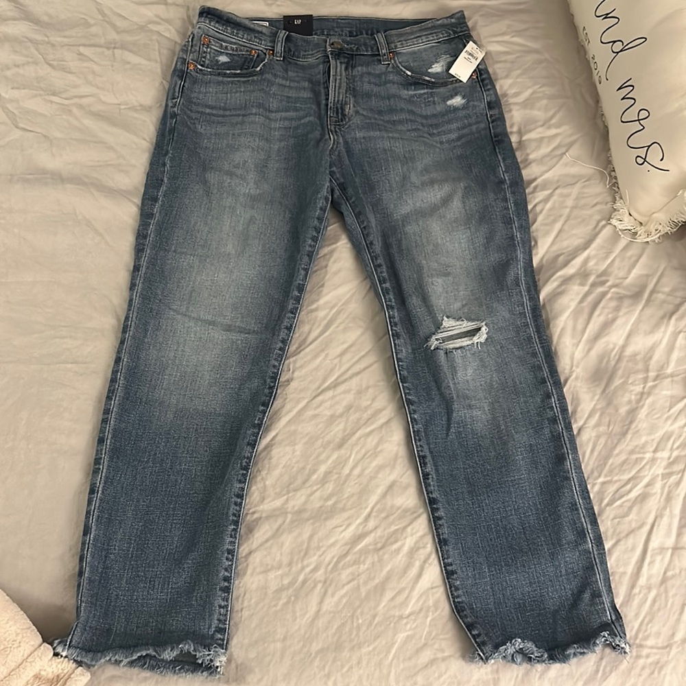 NEW WITH TAGS Gap Girlfriend Mid Rise jeans size 28, 6 regular